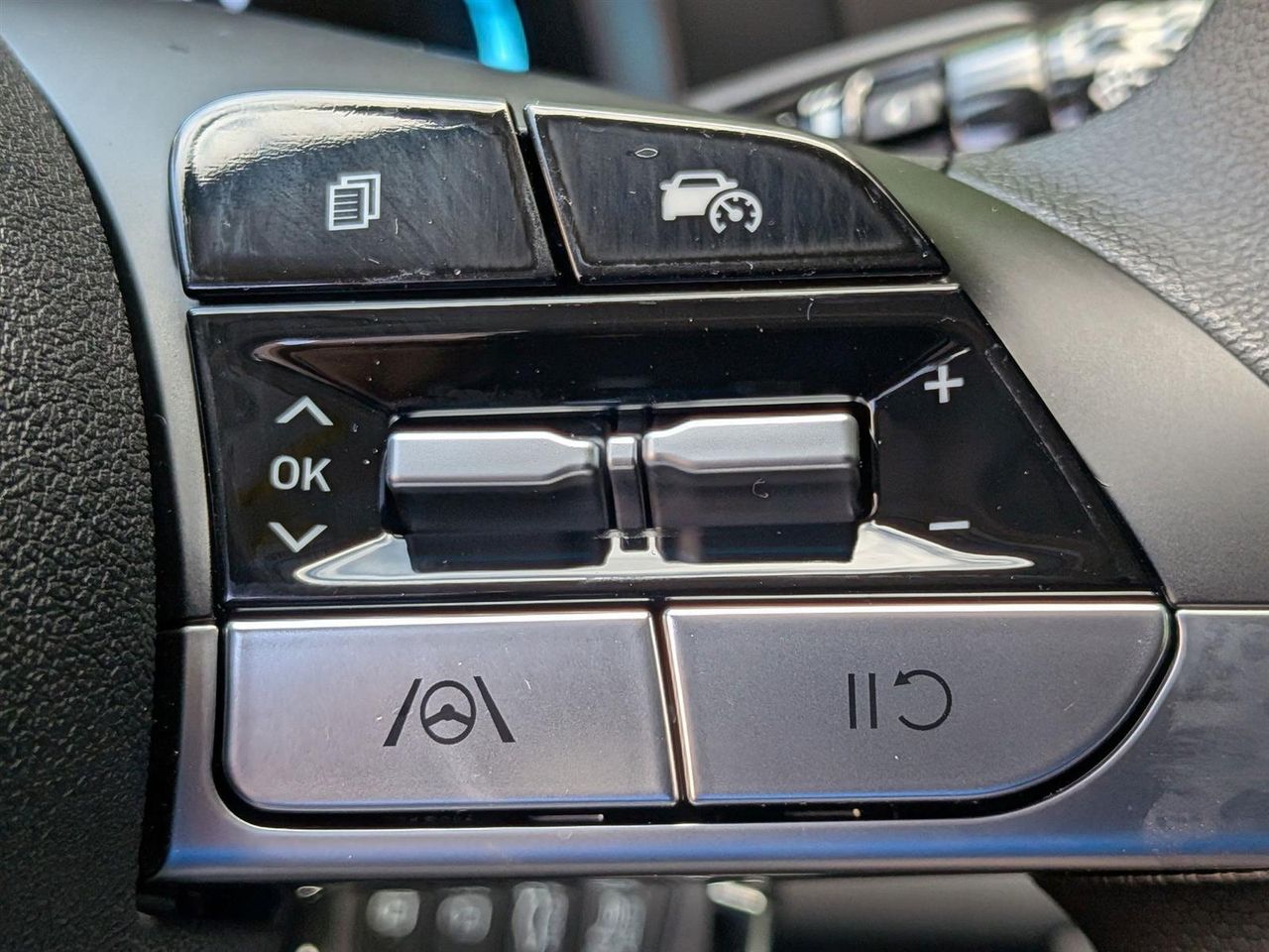 2025 Hyundai Elantra SE photo 17