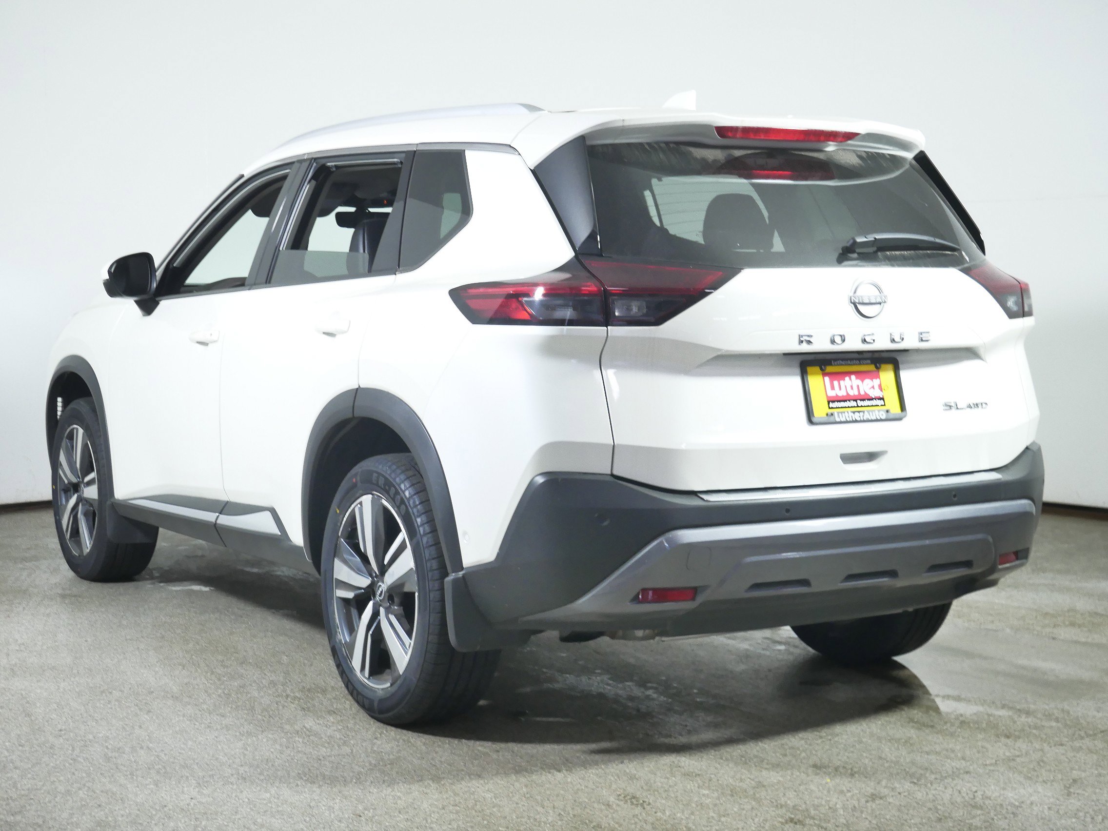 2023 Nissan Rogue SL photo 2