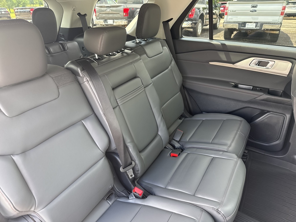 2025 Ford Explorer photo 7