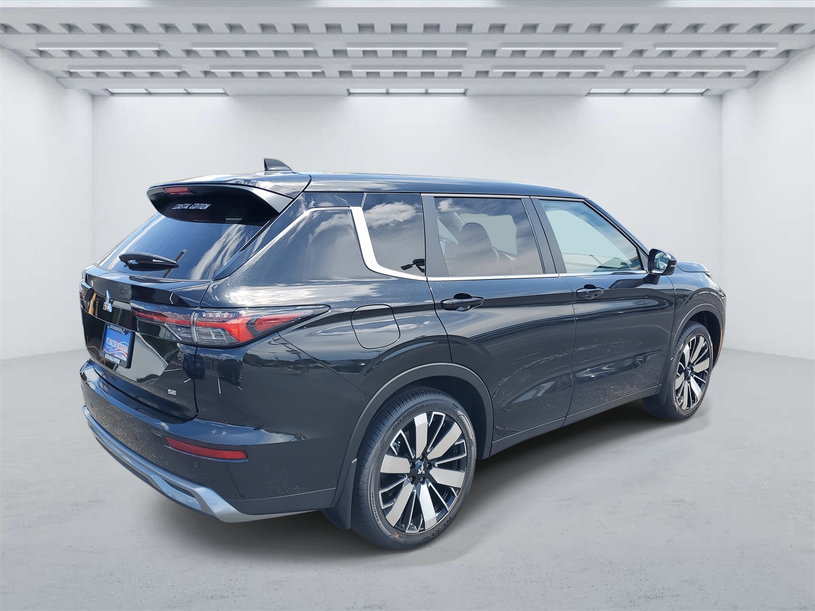 2025 Mitsubishi Outlander SE photo 4