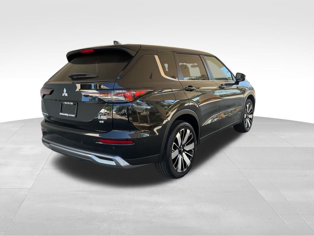 2025 Mitsubishi Outlander SE photo 4