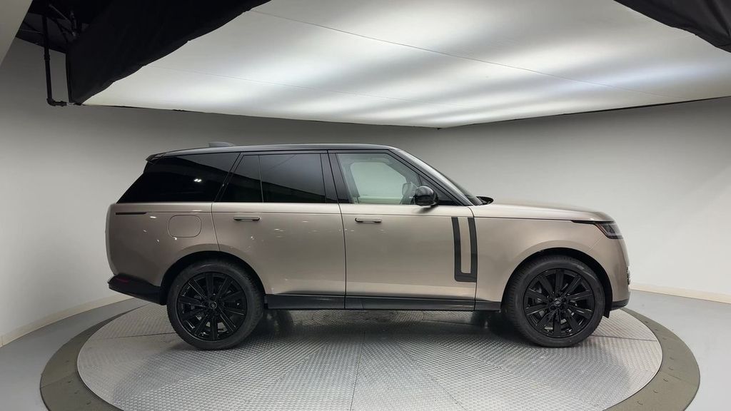 2023 Land Rover Range Rover SE photo 8