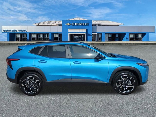 2025 Chevrolet Trax photo 2