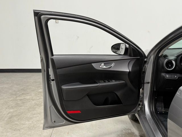 2023 Kia Forte LXS photo 9