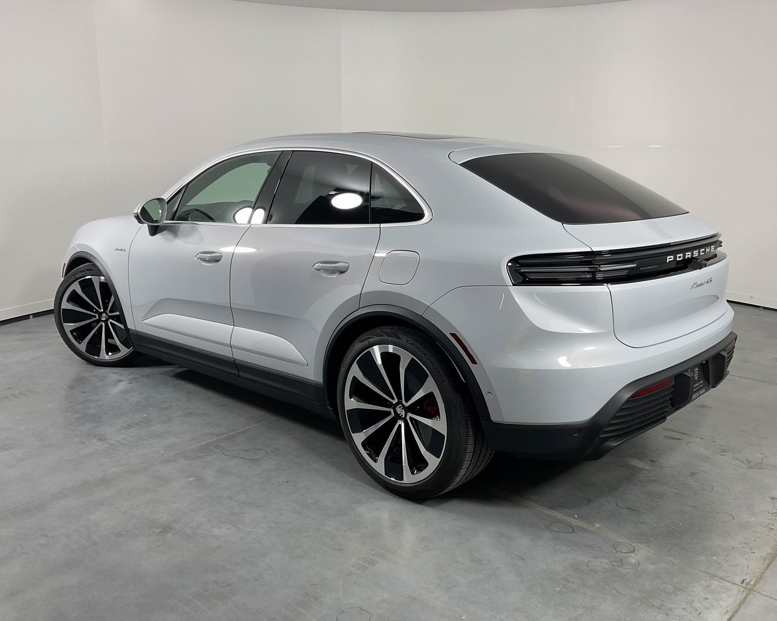 2025 Porsche Macan Electric photo 3