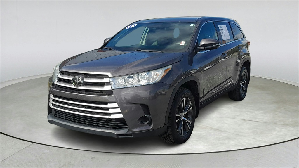 2018 Toyota Highlander LE photo 3
