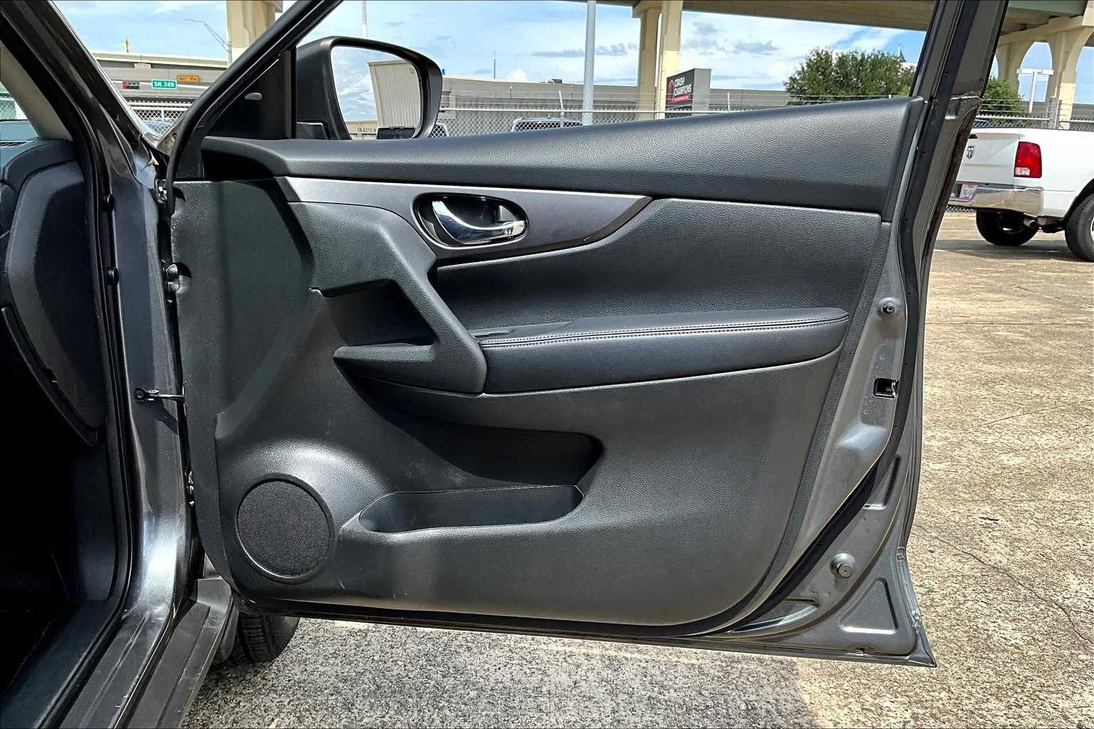 2016 Nissan Rogue SV photo 18