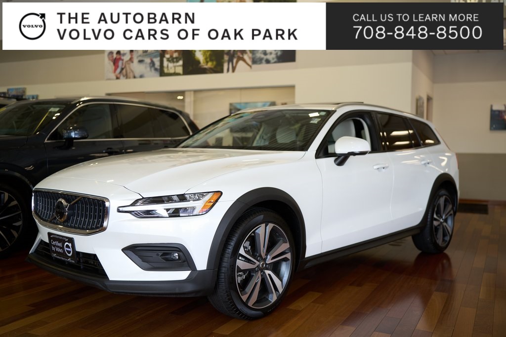2025 Volvo V60 Cross Country Plus's photo