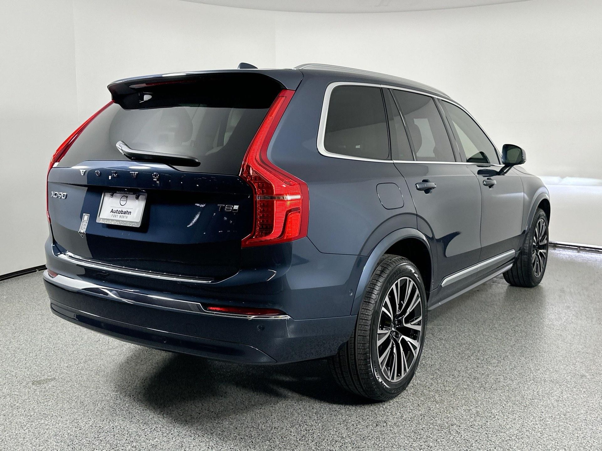 2025 Volvo XC90 T8 AWD Plus photo 4