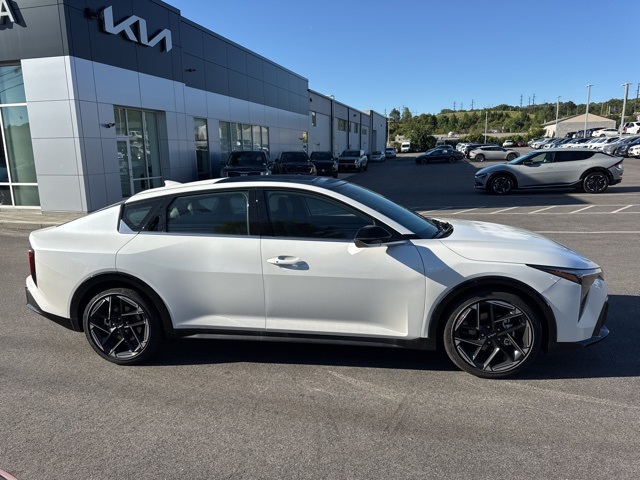 2025 Kia K4 GT-Line photo 2