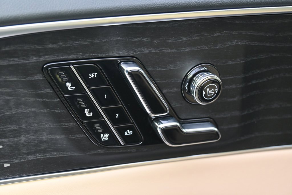 2025 Cadillac Lyriq Luxury photo 14