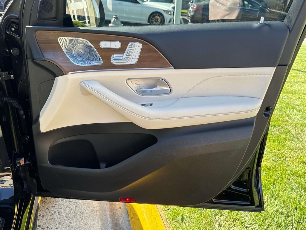2024 Mercedes Benz GLS 450 4MATIC photo 18
