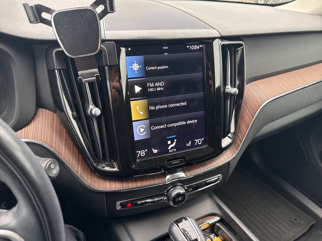 2021 Volvo XC60 T5 Momentum photo 3