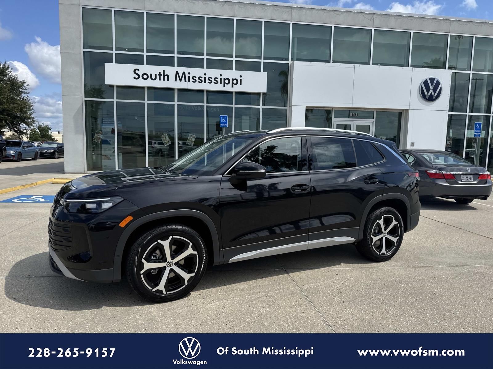 2025 Volkswagen Tiguan SE's photo