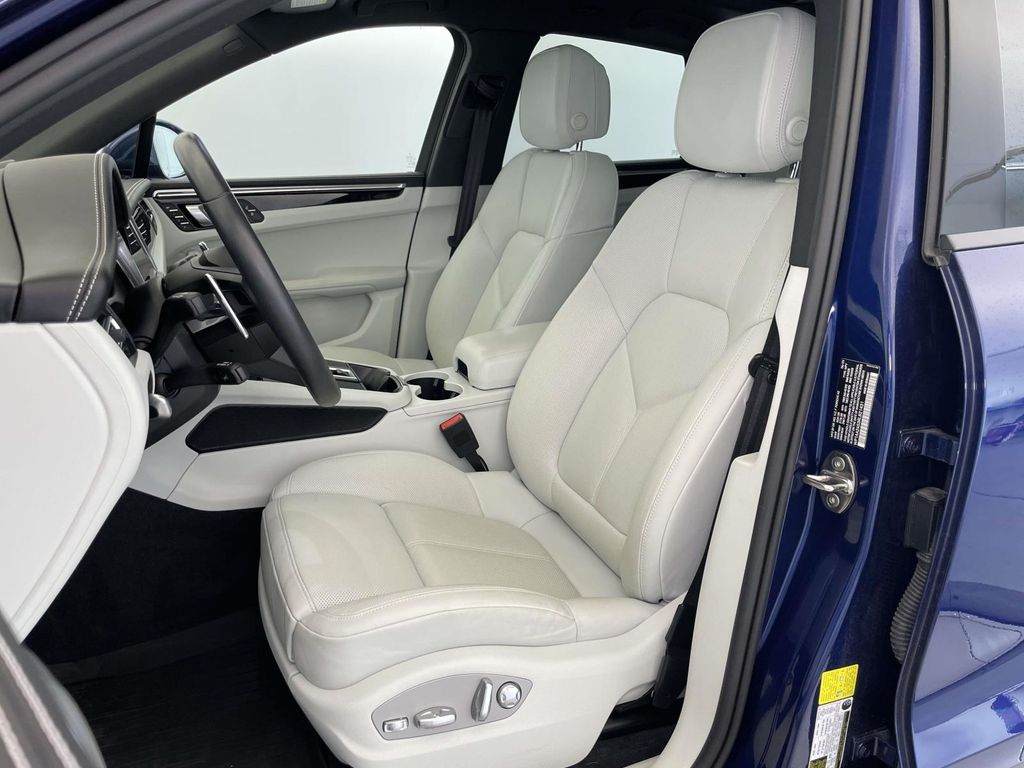 2024 Porsche Macan Base photo 5