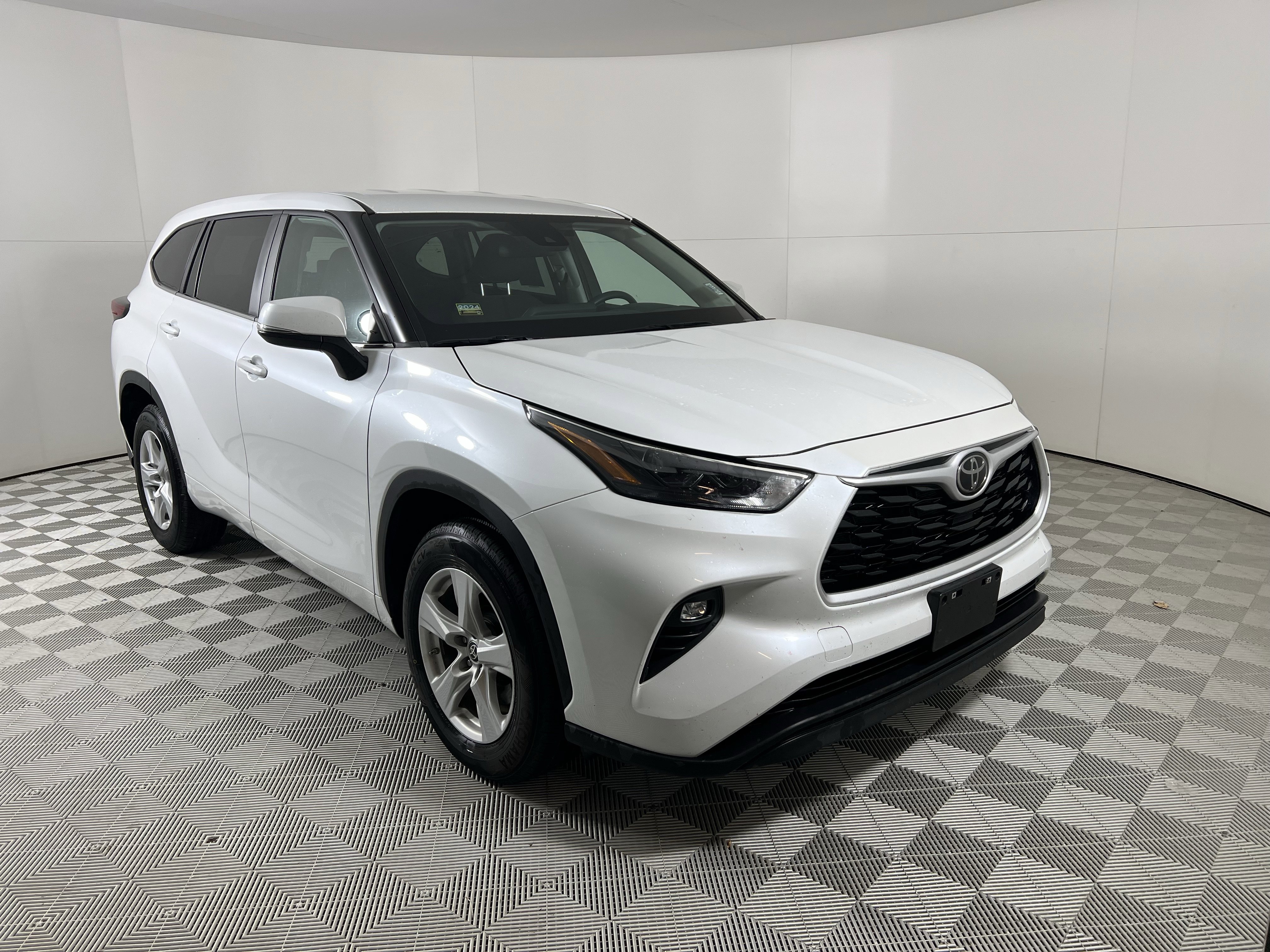 2023 Toyota Highlander LE's photo