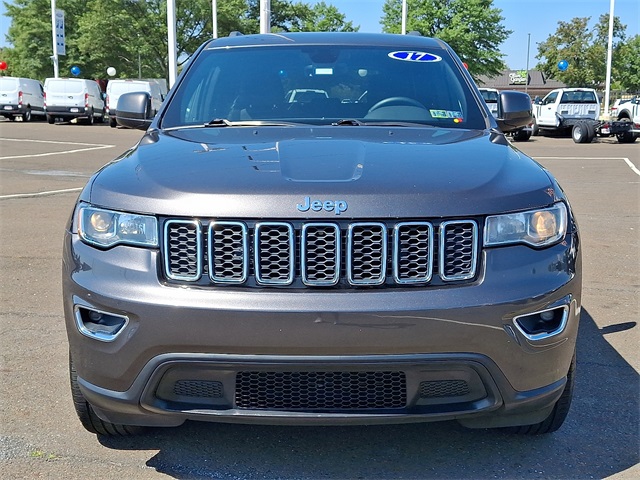 2017 Jeep Grand Cherokee Laredo photo 2