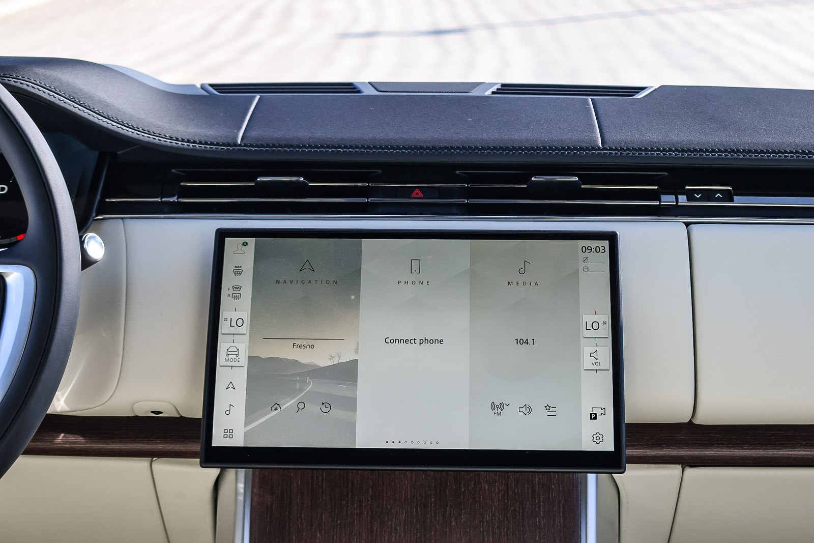 2025 Land Rover Range Rover SE photo 15