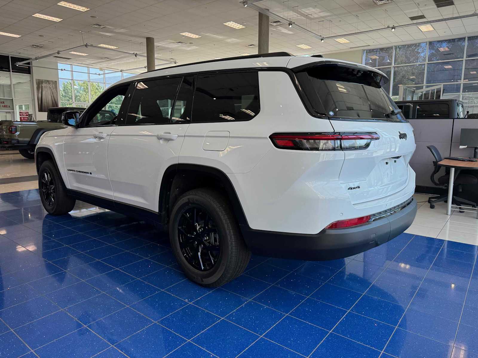 2025 Jeep Grand Cherokee Altitude photo 4