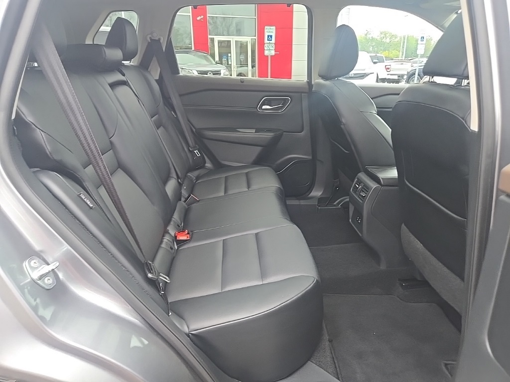 2021 Nissan Rogue SV photo 25