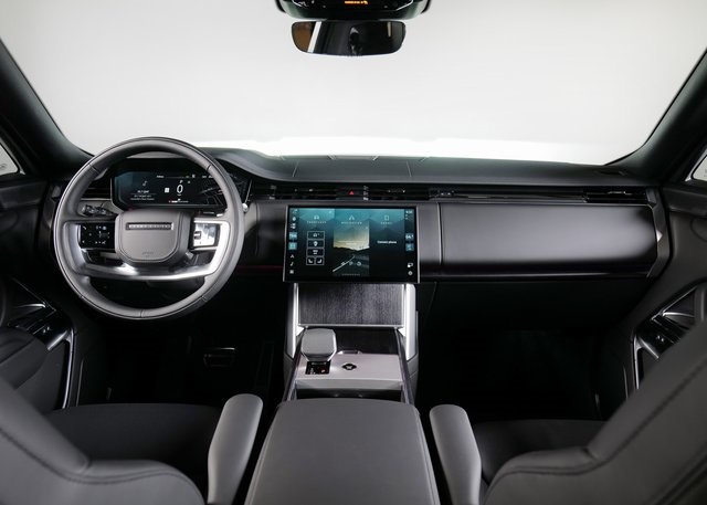 2025 Land Rover Range Rover SE photo 4