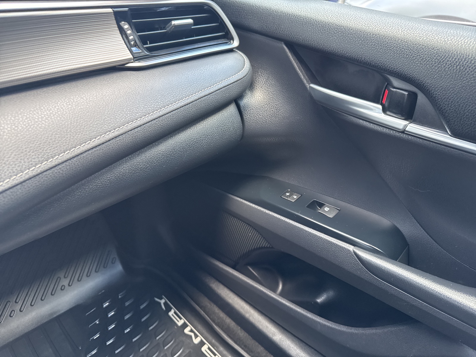 2019 Toyota Camry SE photo 27