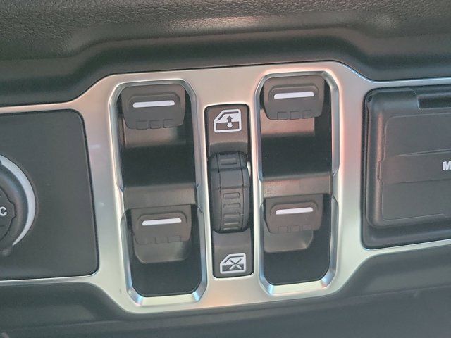 2025 Jeep Wrangler photo 31