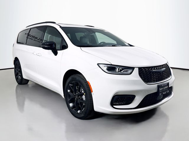 2026 Chrysler Pacifica Limited's photo