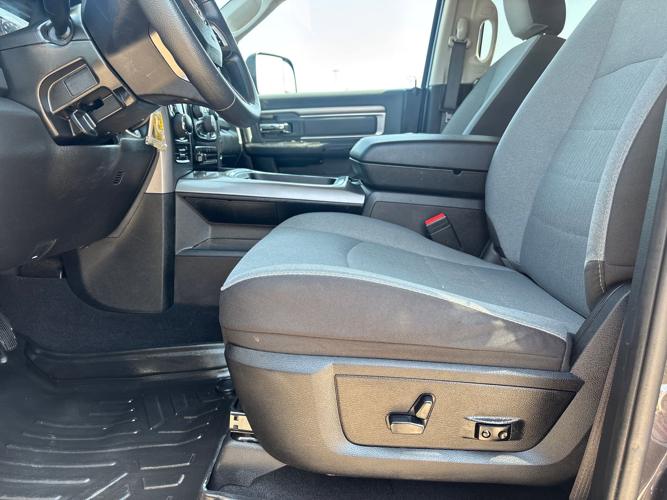 2023 Ram 1500 Classic SLT photo 4