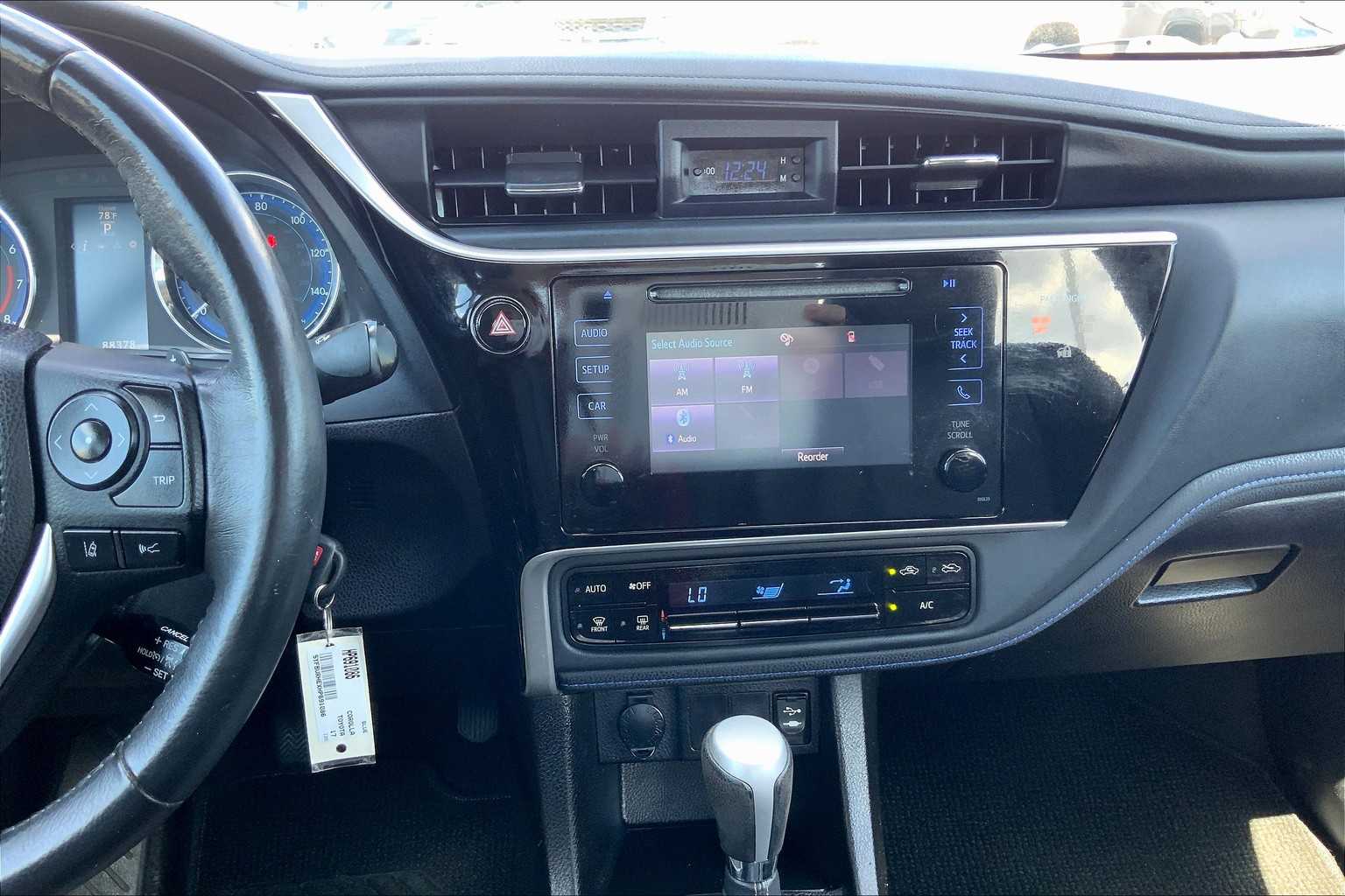 2017 Toyota Corolla SE photo 6