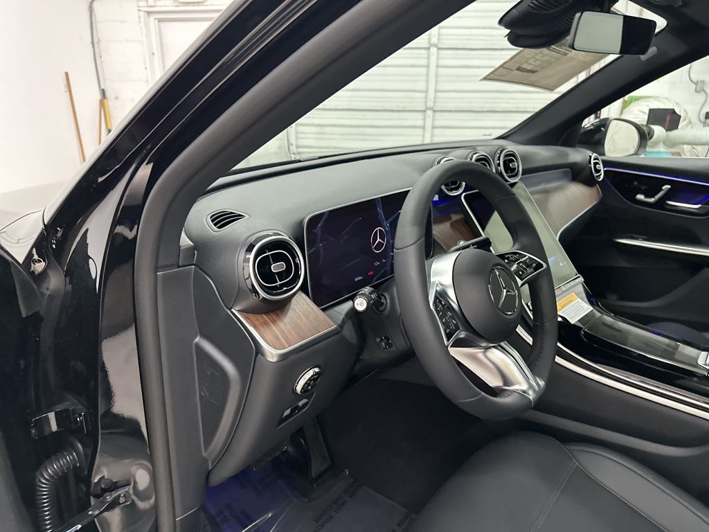 2025 Mercedes Benz GLC 300 photo 7