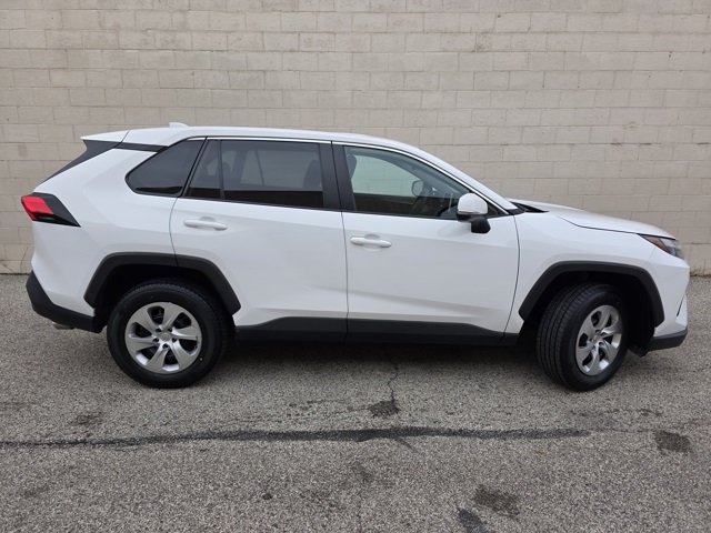 2023 Toyota RAV4 LE photo 3