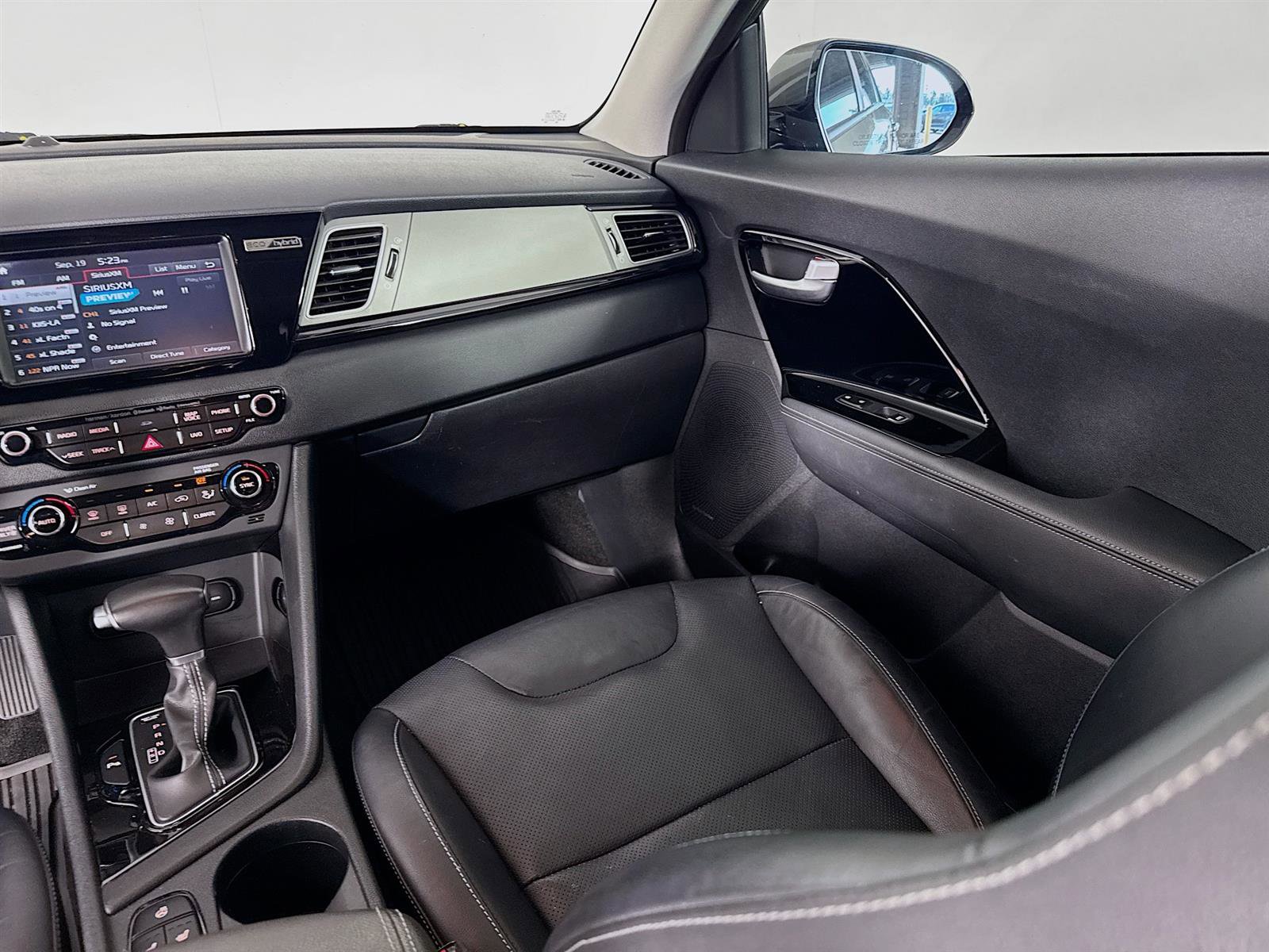 2017 Kia Niro Touring photo 24