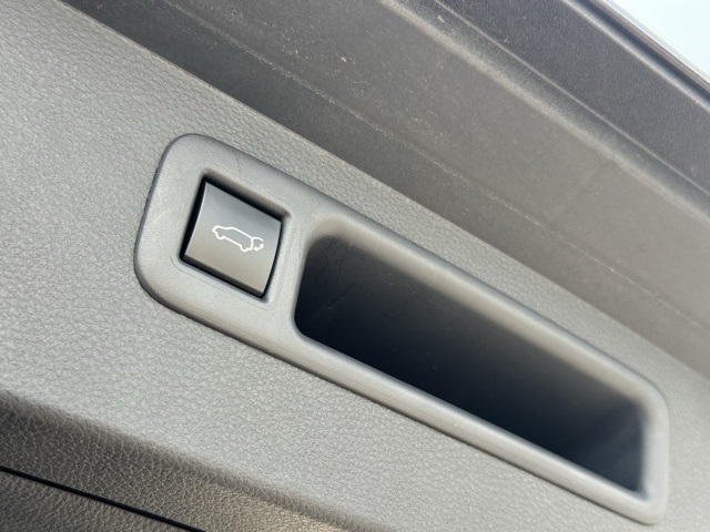 2024 Toyota Highlander LE photo 4