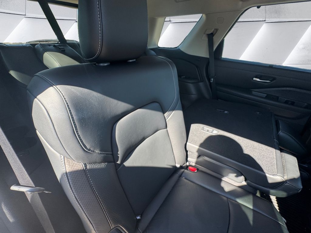 2023 Nissan Pathfinder SL photo 14