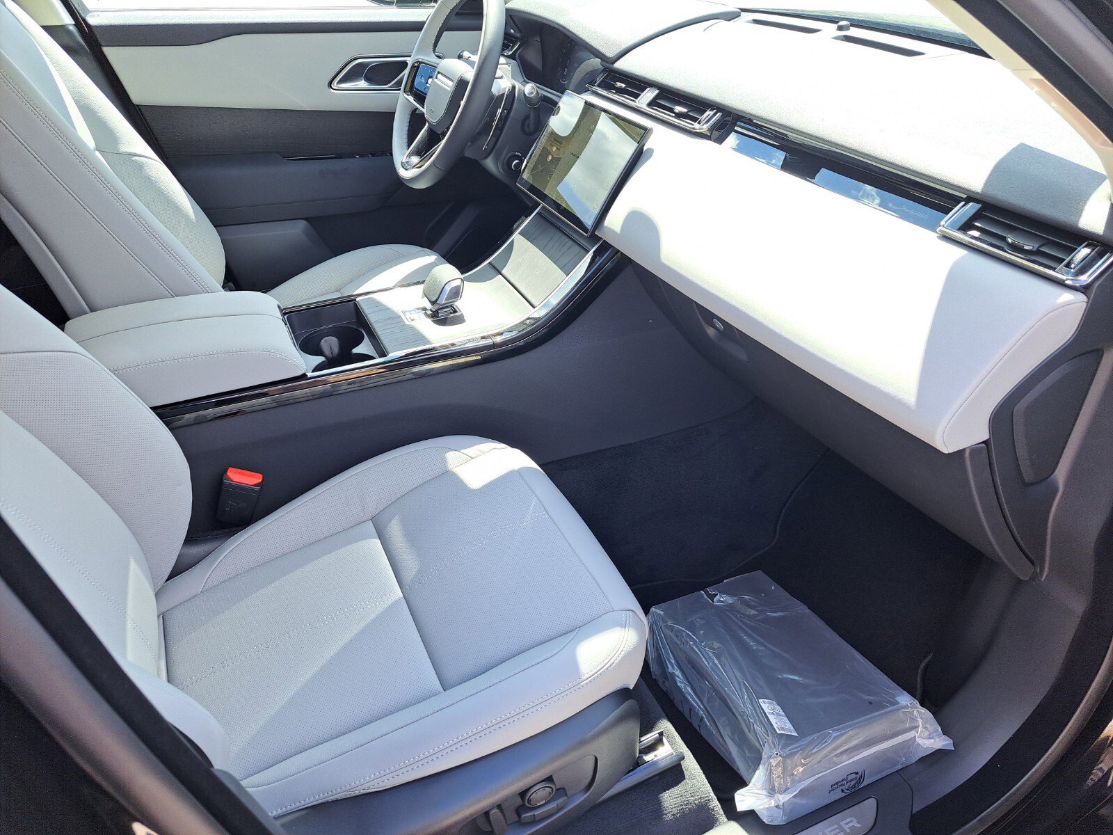 2025 Land Rover Range Rover Velar S photo 2