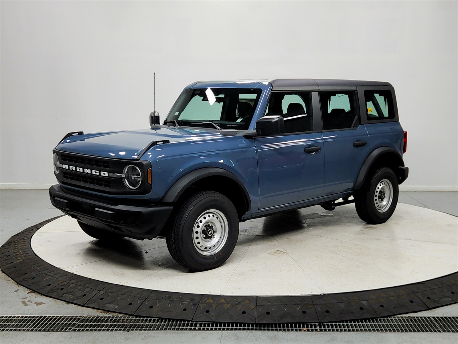 2025 Ford Bronco Base photo 3