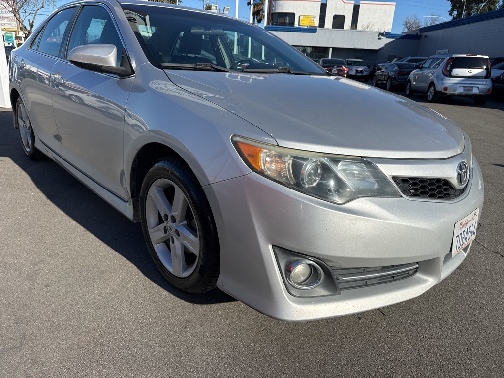 2014 Toyota Camry SE's photo