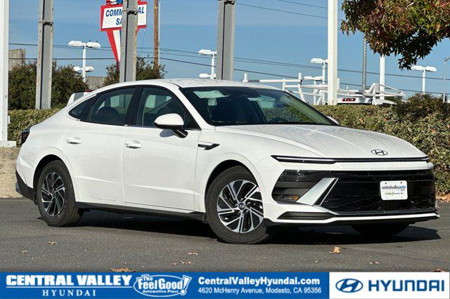 2026 Hyundai Sonata Hybrid Blue's photo