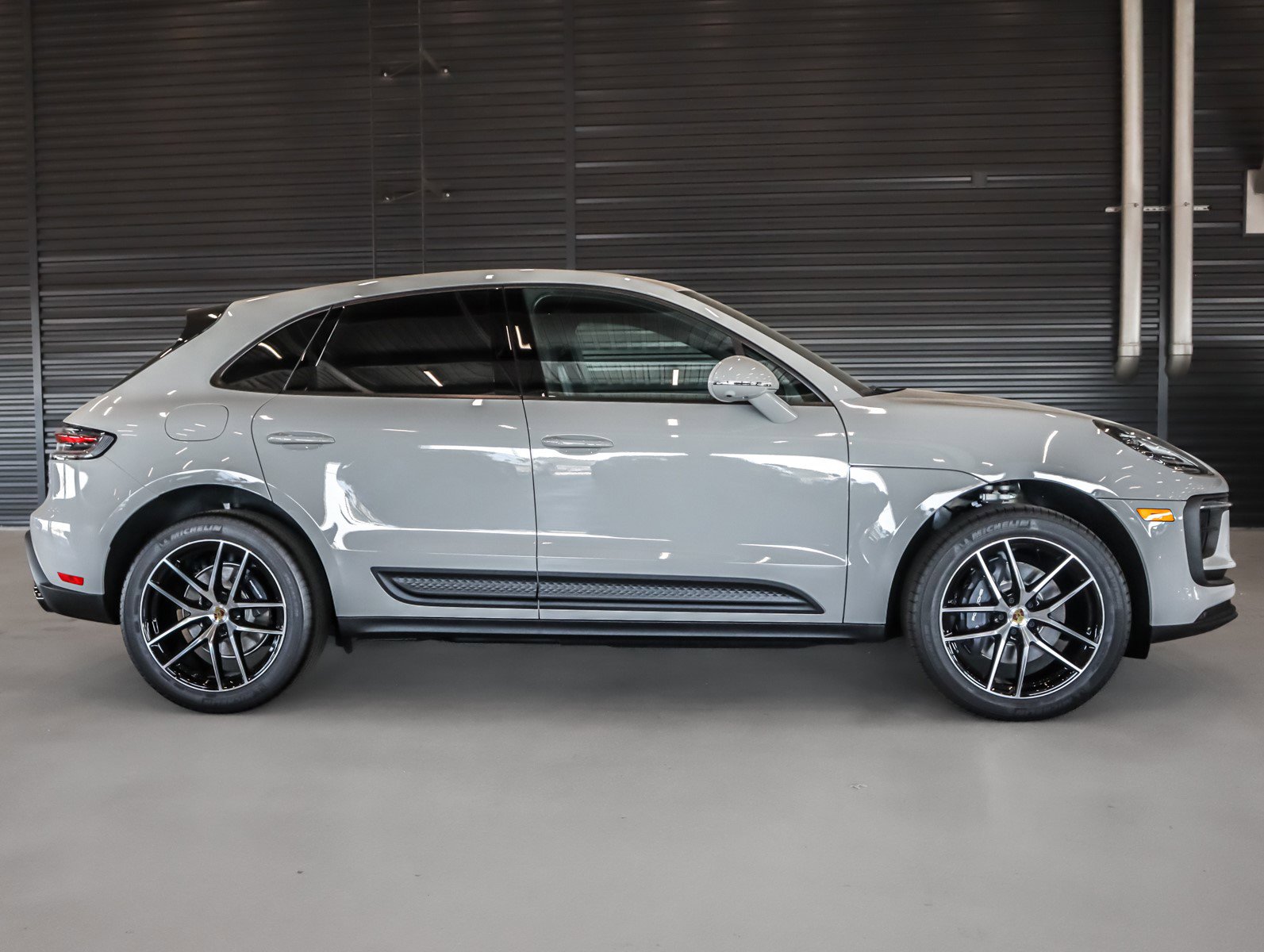 2026 Porsche Macan T photo 10
