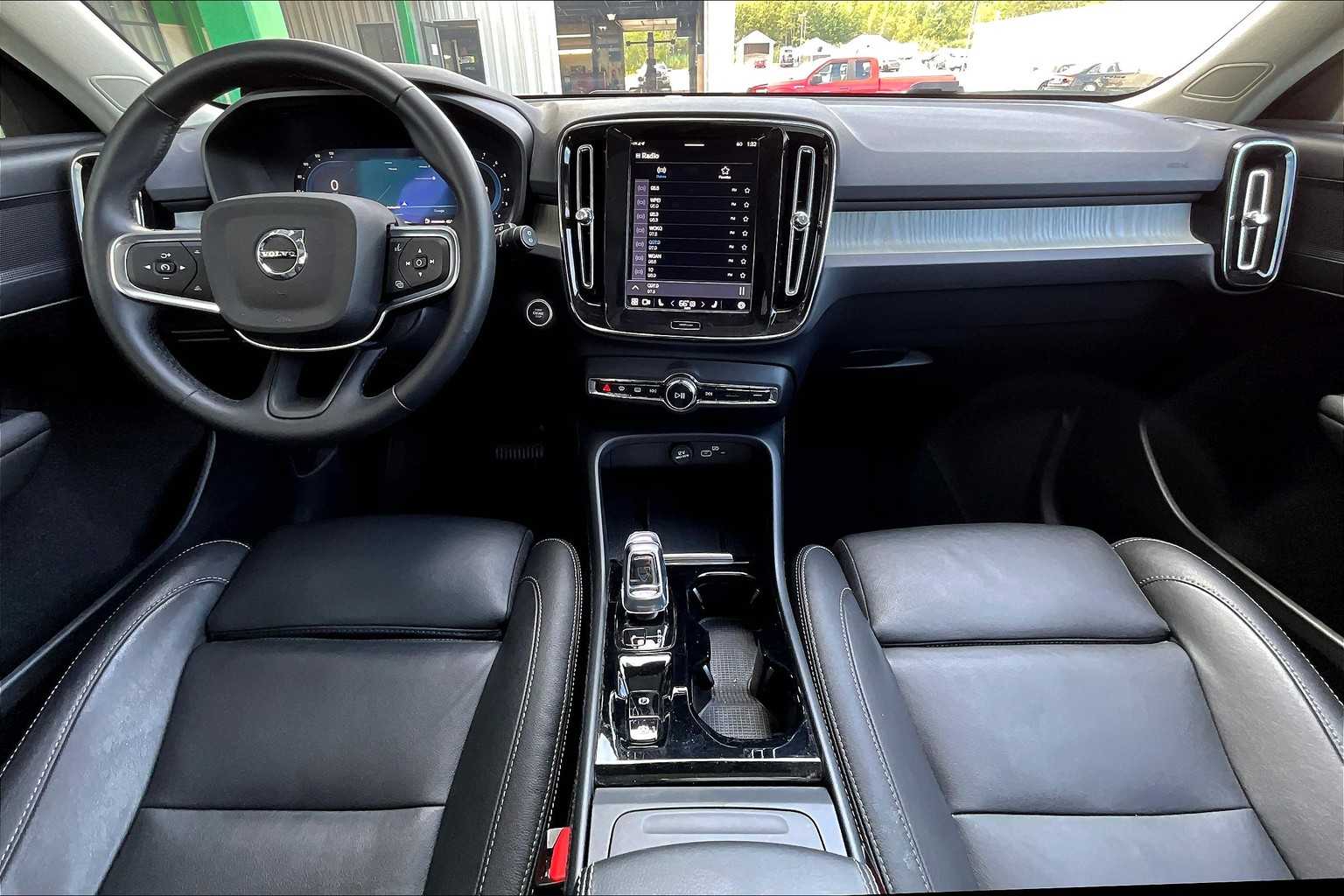 2025 Volvo XC40 Plus photo 15