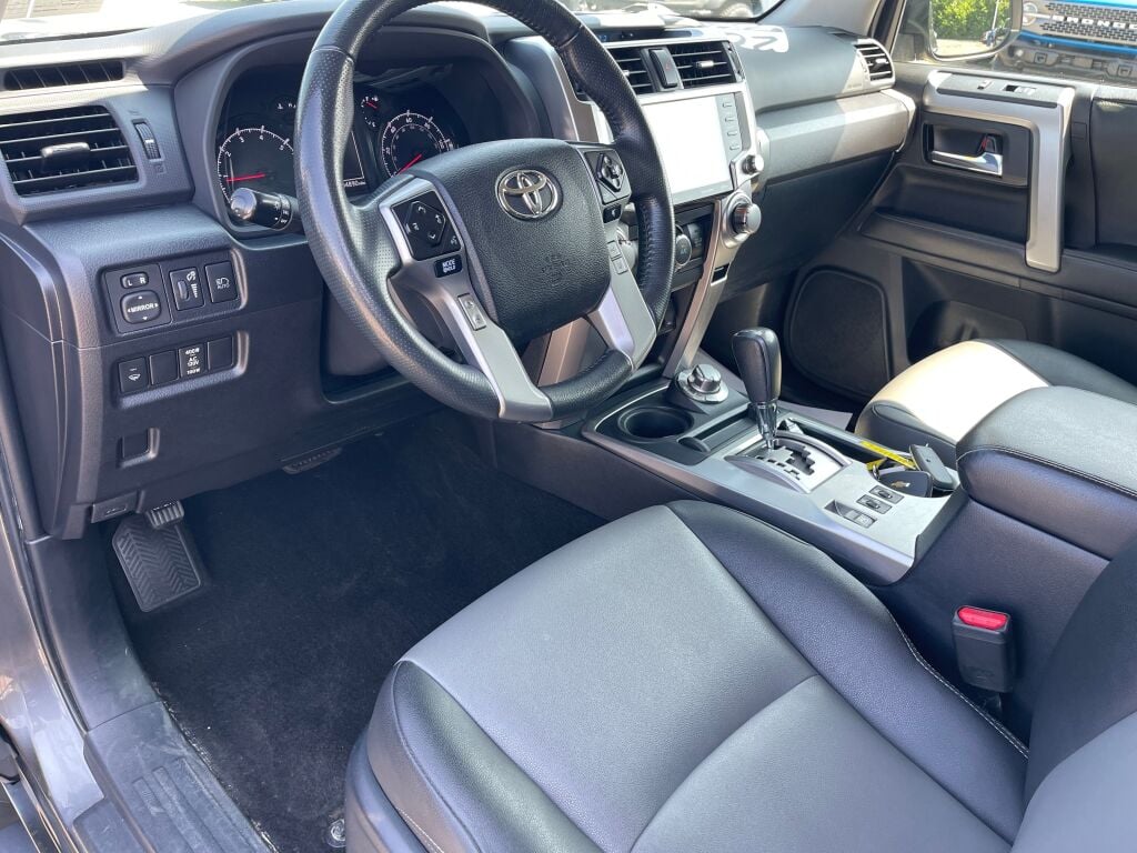 2020 Toyota 4Runner SR5 Premium photo 9