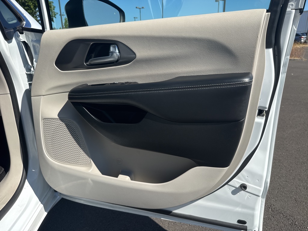 2023 Chrysler Pacifica Touring L photo 27