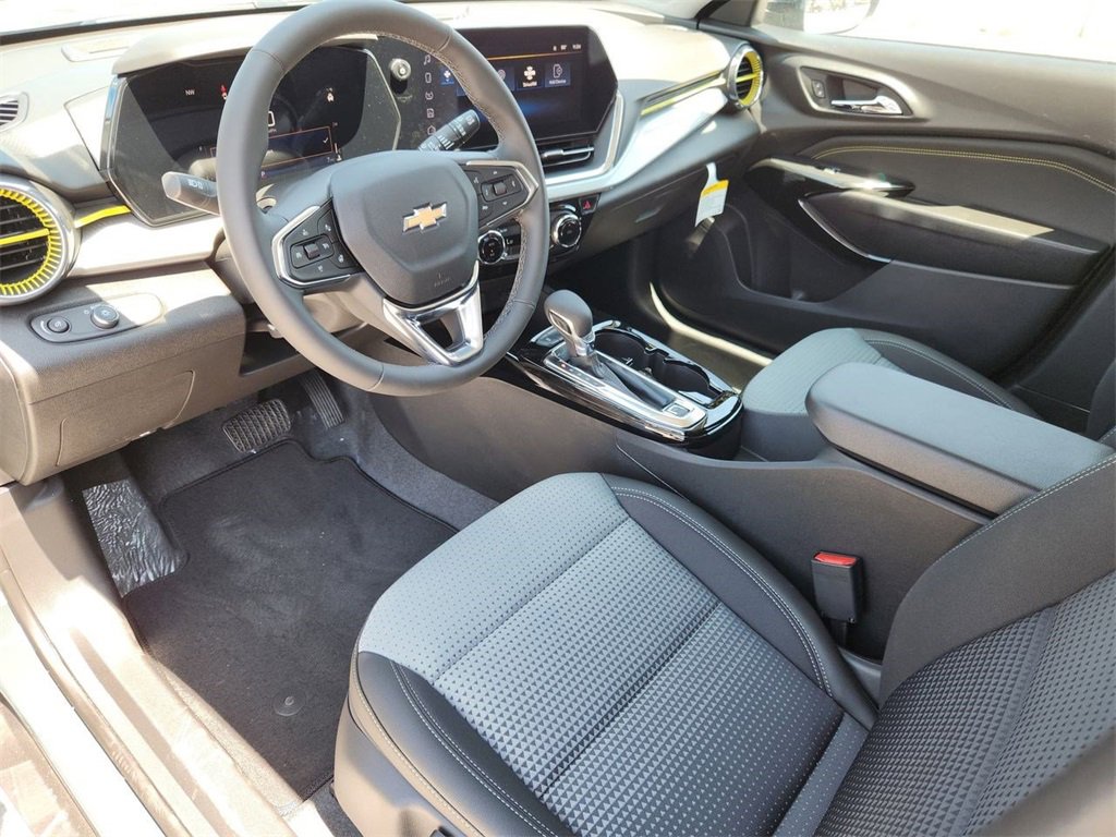 2025 Chevrolet Trax LT photo 9