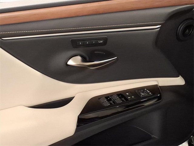 2025 Lexus ES 350 photo 4
