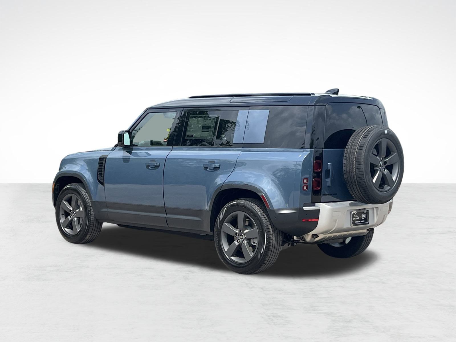 2025 Land Rover Defender 110 S photo 3