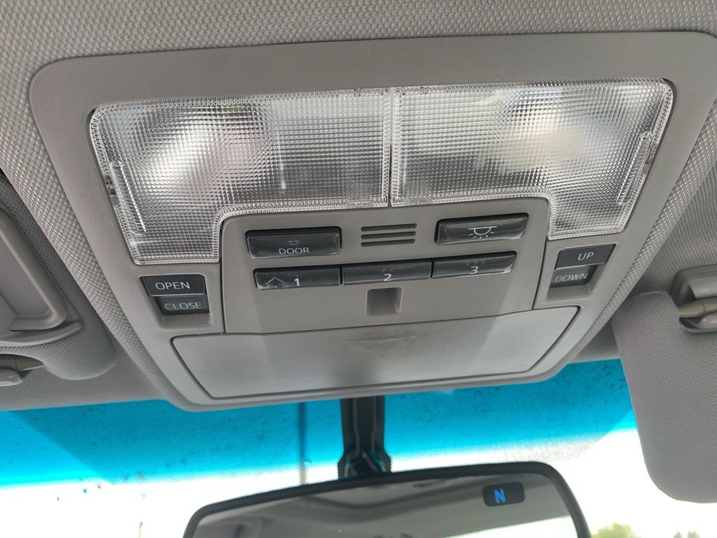 2015 Toyota Camry XLE photo 21