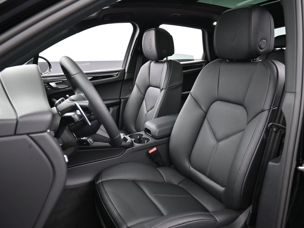 2026 Porsche Macan T photo 4