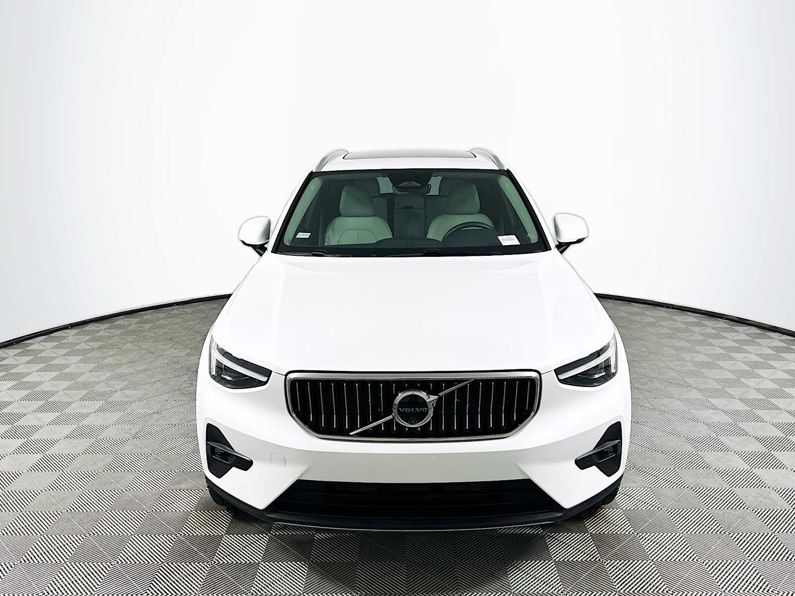 2025 Volvo XC40 AWD Plus photo 2
