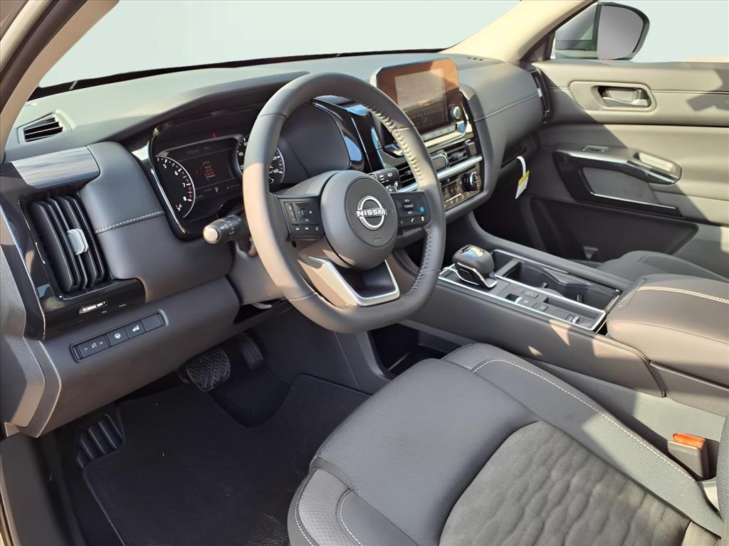 2025 Nissan Pathfinder SV photo 16